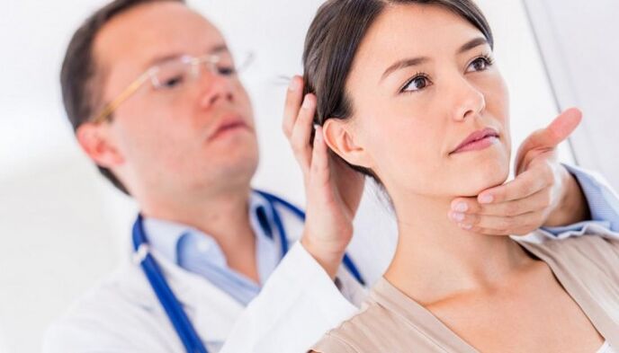 médecin examine un patient souffrant de douleurs au cou