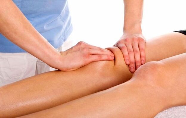 Le massage de l'articulation du genou aidera à soulager les manifestations de la gonarthrose